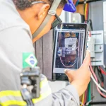 Funcionário de concessionárias checando medidor de energia