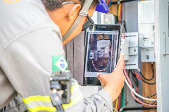 Funcionário de concessionárias checando medidor de energia