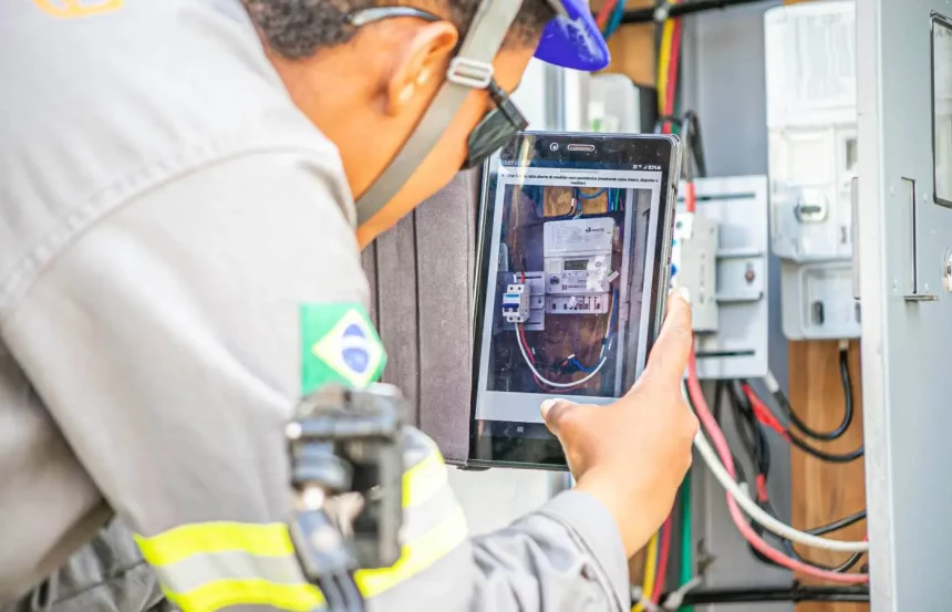 Funcionário de concessionárias checando medidor de energia