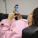 Adolescente usando celular; vítima de violência psicológica digital