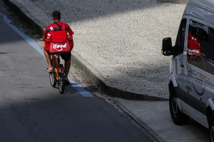Entregadores de aplicativo trabalham na região do Centro do Rio