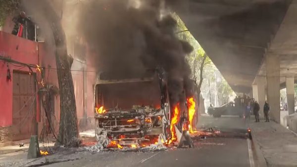 Ônibus incendiado após operação policial no Morro dos Prazeres, em Santa Teresa, onde oito pessoas morreram e o caso é investigado pelas autoridades