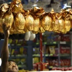 Cliente compra ovos de Páscoa em supermercado