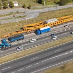 Veículo de grande porte passando pela Serra das Araras