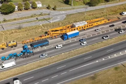 Veículo de grande porte passando pela Serra das Araras