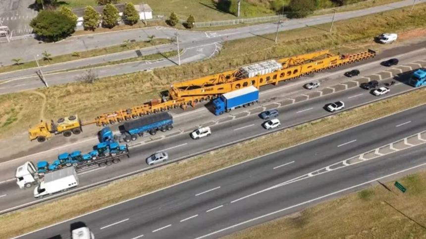 Veículo de grande porte passando pela Serra das Araras