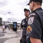 Dois agentes da Polícia Militar do Rio em patrulhamento