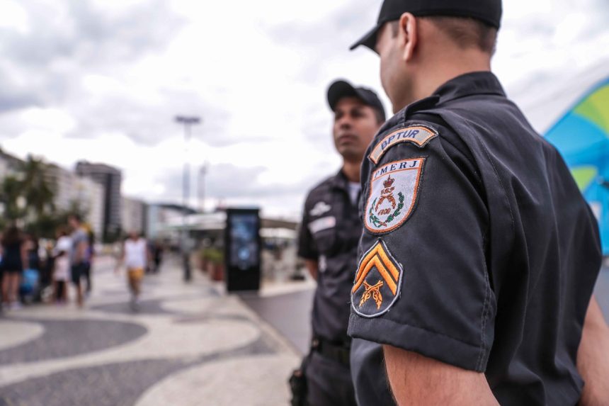 Dois agentes da Polícia Militar do Rio em patrulhamento