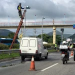 Funcionário instalando radares novos nas rodovias estaduais
