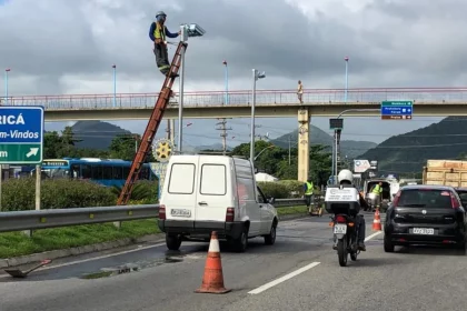 Funcionário instalando radares novos nas rodovias estaduais