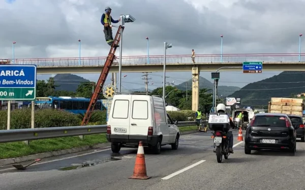 Funcionário instalando radares novos nas rodovias estaduais