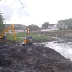 Máquinas avançam na dragagem do Rio Acari, onde a prefeitura prevê retirar cerca de 300 mil toneladas de lixo durante as obras de prevenção de enchentes.