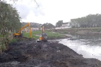 Máquinas avançam na dragagem do Rio Acari, onde a prefeitura prevê retirar cerca de 300 mil toneladas de lixo durante as obras de prevenção de enchentes.