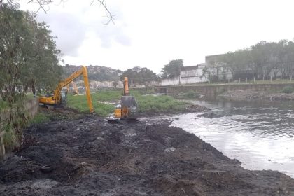 Máquinas avançam na dragagem do Rio Acari, onde a prefeitura prevê retirar cerca de 300 mil toneladas de lixo durante as obras de prevenção de enchentes.