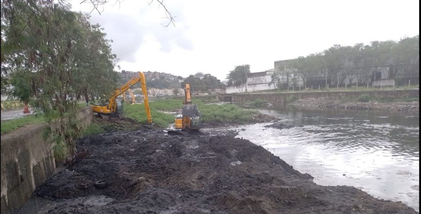 Máquinas avançam na dragagem do Rio Acari, onde a prefeitura prevê retirar cerca de 300 mil toneladas de lixo durante as obras de prevenção de enchentes.
