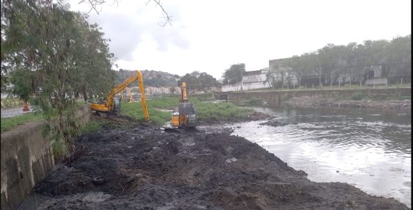 Máquinas avançam na dragagem do Rio Acari, onde a prefeitura prevê retirar cerca de 300 mil toneladas de lixo durante as obras de prevenção de enchentes.