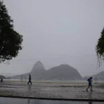 De volta para o nublado: fim de semana de chuva e calor no Rio