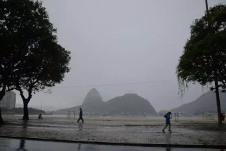 De volta para o nublado: fim de semana de chuva e calor no Rio