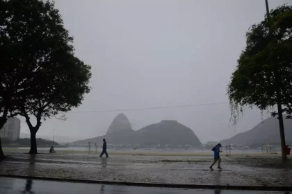 De volta para o nublado: fim de semana de chuva e calor no Rio