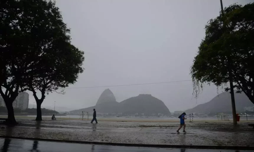 De volta para o nublado: fim de semana de chuva e calor no Rio