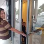 Rosana em seu prédio