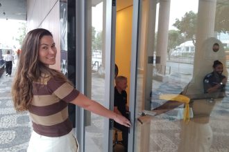 Rosana em seu prédio