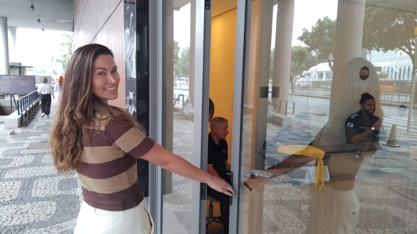 Rosana em seu prédio