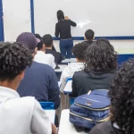 Alunos da rede estadual de educação do Rio assistem aula