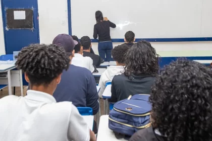 Alunos da rede estadual de educação do Rio assistem aula