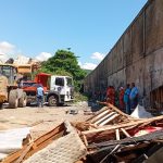Agentes da Subprefeitura da Zona Norte realizam ação de ordenamento urbano e acolhimento a pessoas em situação de rua na Avenida Pastor Martin Luther King Jr., no Engenho da Rainha. Durante a operação, cerca de duas toneladas de resíduos foram removidas.