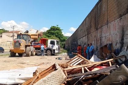 Agentes da Subprefeitura da Zona Norte realizam ação de ordenamento urbano e acolhimento a pessoas em situação de rua na Avenida Pastor Martin Luther King Jr., no Engenho da Rainha. Durante a operação, cerca de duas toneladas de resíduos foram removidas.