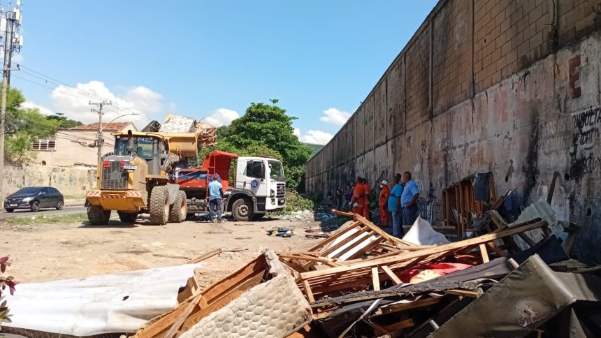 Agentes da Subprefeitura da Zona Norte realizam ação de ordenamento urbano e acolhimento a pessoas em situação de rua na Avenida Pastor Martin Luther King Jr., no Engenho da Rainha. Durante a operação, cerca de duas toneladas de resíduos foram removidas.