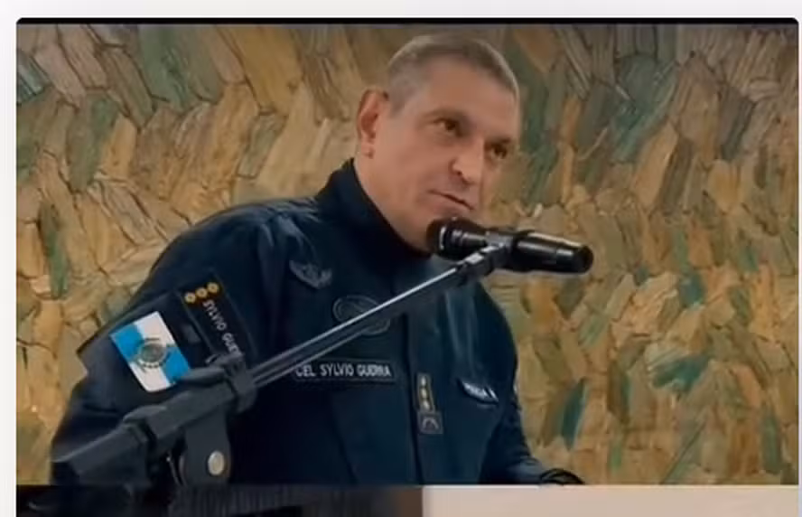 Novo secretário da PM, Sylvio Guerra, toma posse em cerimônia no Rio; presidente da Alerj e Felipe Curi marcam presença