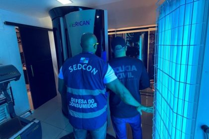 Clínica de bronzeamento artificial interditada em fiscalização
