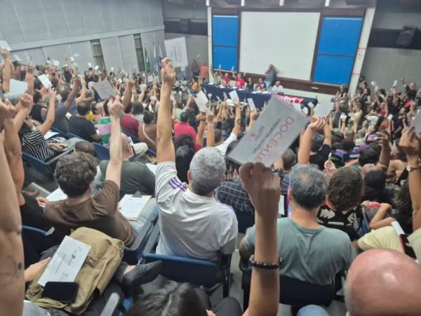 Docentes da Uerj aprovam greve da categoria que põe fim a década sem paralisações
