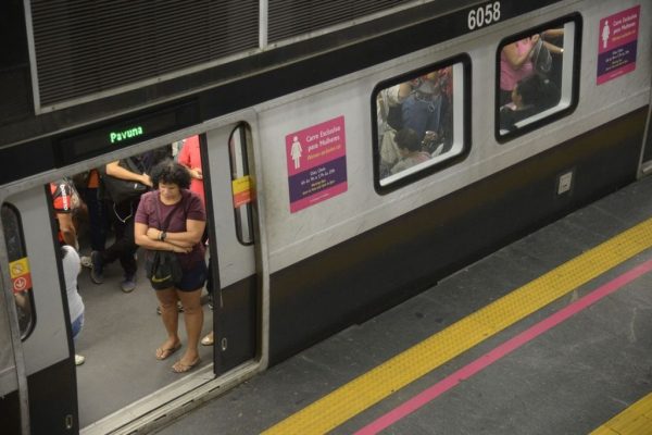 Vagão exclusivo para mulheres no metrô do Rio: nova lei amplia obrigatoriedade para 24 horas por dia em todo o estado.