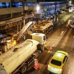 Obras de fresagem e recapeamento durante a noite na Zona Norte do Rio: imagem ilustra o modelo de intervenção que será levado à Zona Sudoeste na nova fase do Asfalto Liso.