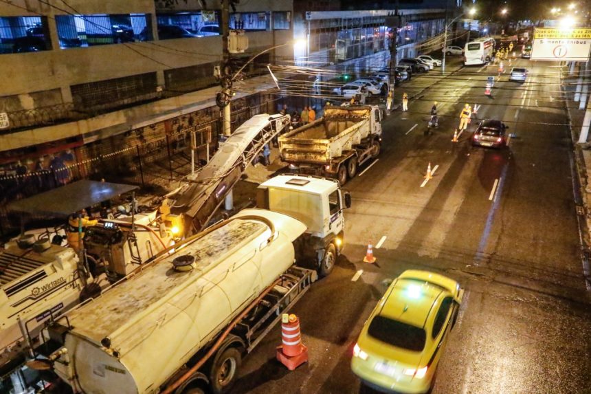 Obras de fresagem e recapeamento durante a noite na Zona Norte do Rio: imagem ilustra o modelo de intervenção que será levado à Zona Sudoeste na nova fase do Asfalto Liso.