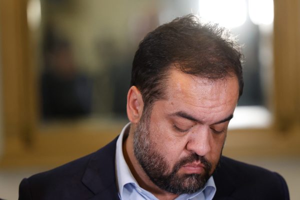 Cláudio Castro falta à CPI do Crime Organizado por conta de ‘dores intensas na lombar’