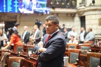 Alvo da direita e de empresários, projeto do PT que torna ambulantes patrimônio imaterial é adiado na Câmara do Rio