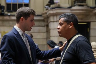 PSD e PL se juntam na Câmara do Rio e derrubam projeto do PT que tornava ambulantes patrimônio da cidade