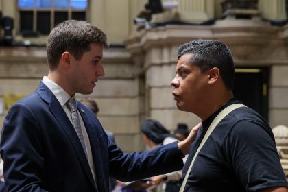 PSD e PL se juntam na Câmara do Rio e derrubam projeto do PT que tornava ambulantes patrimônio da cidade