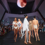 A Rio Fashion Week 2026, em seu quinto e último dia, destacou a autonomia de quem olha para trás sem perder o futuro de vista