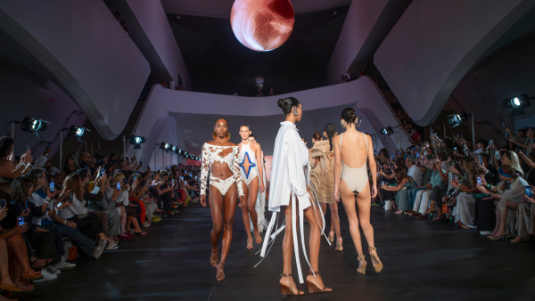 A Rio Fashion Week 2026, em seu quinto e último dia, destacou a autonomia de quem olha para trás sem perder o futuro de vista