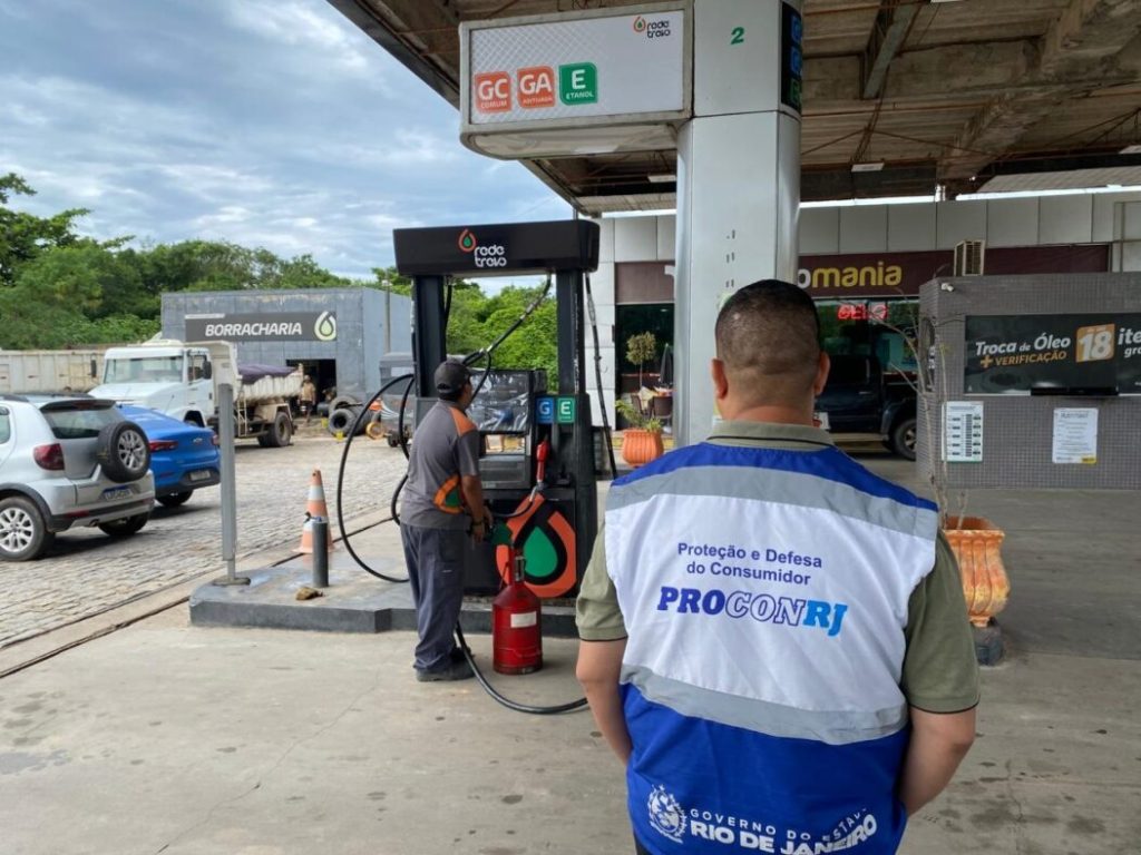Agente do Procon-RJ em fiscalização de posto de gasolina