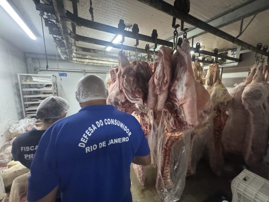 Agentes do Procon-RJ e da Sedcon em frigorífico de mercado