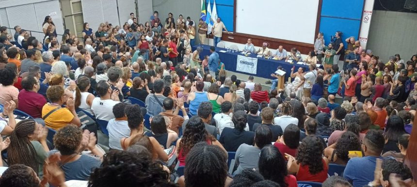 Assembleia do Sintuperj, sindicato de servidores técnicos da Uerj