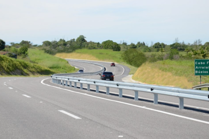 Imagens de trecho da rodovia Via Lagos, RJ-124