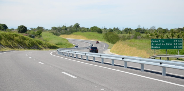 Trechos da Via Lagos entram em manutenção; ações de limpeza acontecem até quinta (30)