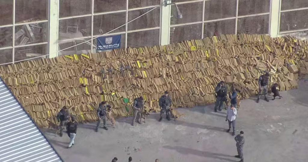 PM apreende 48 toneladas de maconha na Maré; carga de drogas é a maior já apreendida no Rio